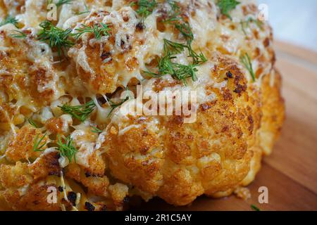 Hausgemachter gerösteter Blumenkohl mit Käse und Kräutern Stockfoto