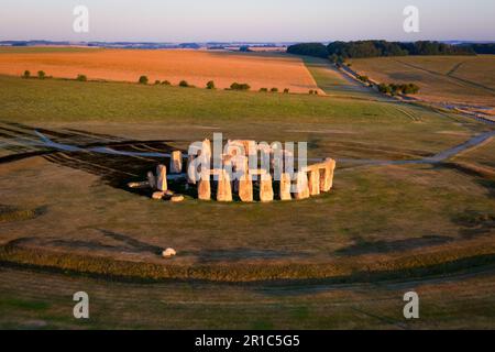 Blick aus der Vogelperspektive auf das prähistorische Megalith-Denkmal Stonehenge, das bei Sonnenaufgang im Kreis angeordnet ist. Stockfoto