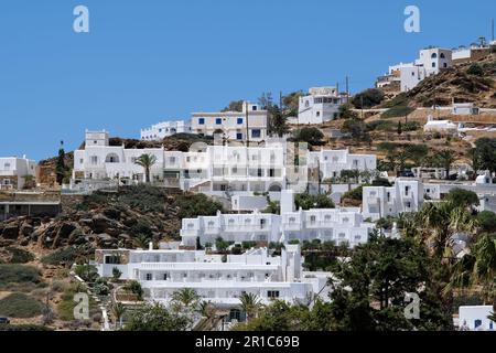 Blick auf ein luxuriöses, weiß getünchtes Hotel mit Balkon in iOS Greece Stockfoto