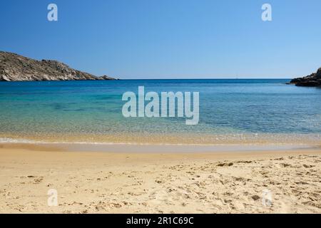 Blick auf den wunderschönen türkisfarbenen Sandstrand von Mylopotas in iOS Greece Stockfoto