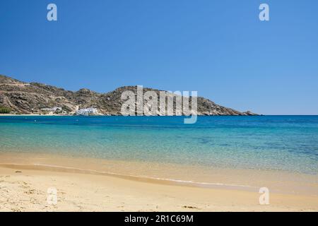 Blick auf den wunderschönen türkisfarbenen Sandstrand von Mylopotas in iOS Greece Stockfoto