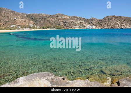 Blick auf den wunderschönen türkisfarbenen Sandstrand von Mylopotas in iOS Greece Stockfoto