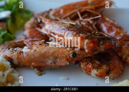 Garnelen mit Knoblauch, Zwiebeln und Olivenöl vom Grill. Gebratene Garnelen Stockfoto