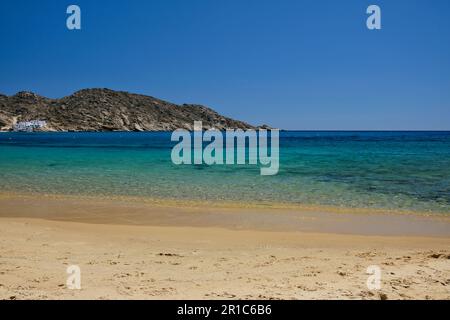 Blick auf den wunderschönen türkisfarbenen Sandstrand von Mylopotas in iOS Greece Stockfoto