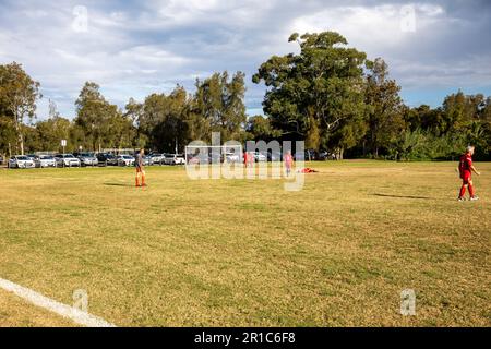 Amateur-Basketball-Spiel im Sydney Australia Avalon-Fußballteam, das sich vor dem Fußballspiel Australien über 45 aufwärmt Stockfoto