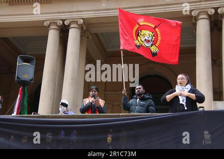 Sydney, Australien. 13. Mai 2023 Die Palästinenser und ihre Anhänger veranstalteten vor dem Rathaus von Sydney eine Kundgebung zum Gedenken an den 75. Jahrestag von Al Nakba. Die Forderungen der Demonstranten lauteten: "Beenden Sie die israelischen Militärangriffe auf Dschenin und Nablus im Westjordanland; unterstützen Sie das Rückkehrrecht für die Palästinenser; beenden Sie die Belagerung des Gazastreifens; beenden Sie die Besetzung Palästinas; lassen Sie die Al-Aqsa-Moschee in Ruhe; Australien: Kappten Sie die Verbindungen zur israelischen Apartheid." Im Bild: Ein Sprecher, der die Eelam Tamils repräsentiert. Kredit: Richard Milnes/Alamy Live News Stockfoto