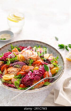 Salat aus gegrilltem Lachsfilet, Tomaten- und frischer Salatsalat, gesunde Speisen, Mittagsmenü Stockfoto