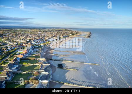 Luftfoto entlang der Küste von Middleton Sea in Richtung Elmer und Elmer Rock Islands Sea Defense. Stockfoto