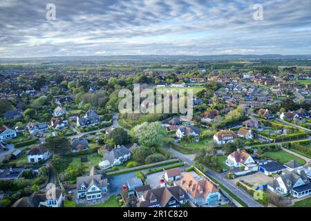 Blick aus der Vogelperspektive auf Middleton on on Sea in West Sussex und auf den Middleton Sports Club. Stockfoto