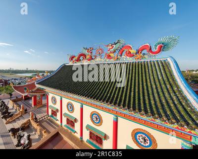 Gebäude mit drachen im chinesischen Stil auf dem Dach des Viharn Sien, ein chinesisch-thailändisches Museum und Schrein nahe Wat Yan in Huai Yai, nahe Pattaya, Chonburi Prov Stockfoto