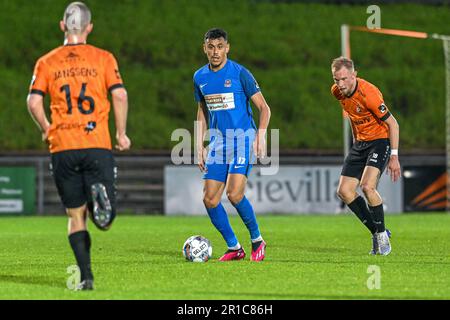 Zakaria Atteriv (17) von Dender und Achraf El Bouchataoui (8) von KMSK Deinze, das während eines Fußballspiels zwischen KMSK Deinze und FC Dender während des 10. Und letzten Spieltags in den Challenger Pro League-Relegation-Play-offs für die Saison 2022-2023 gezeigt wurde; Am Freitag , den 12 . Mai 2023 in Deinze , Belgien . FOTO SPORTPIX | Stijn Audooren Stockfoto