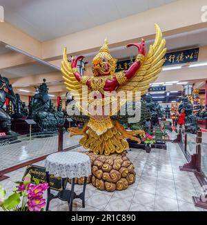 Garuda-Statue in Viharn Sien, ein chinesisch-thailändisches Museum und Schrein in der Nähe von Wat Yan in Huai Yai, in der Nähe von Pattaya, Chonburi Provinz Thailand. Stockfoto