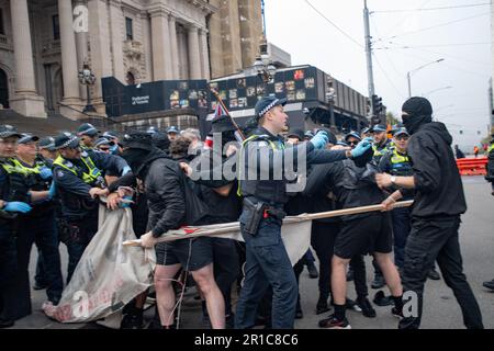 Melbourne, Australien, Mai 13. 2023. Neonazis, die vor dem Parlamentsgebäude gegen die Einwanderungskundgebung protestieren, treffen auf eine zahlenmäßig größere Truppe antifaschistischer Gegenprotestierende. Kredit: Jay Kogler/Alamy Live News Stockfoto