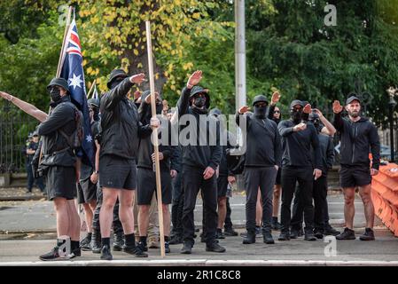 13. Mai 2023, Melbourne, Australien. Thomas Sewell (ganz rechts) und Mitglieder der Neo-Nazi-Organisation NSN protestieren gegen Einwanderung und um "Australien weiß zu halten". Kredit: Jay Kogler/Alamy Live News Stockfoto