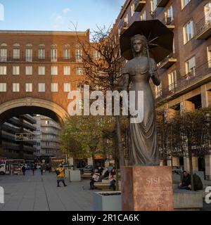 Budapest, Ungarn - 25. November 2022: Eine Gedenkstätte für die ungarische Königin Sisi in einer Budapester Straße. Stockfoto