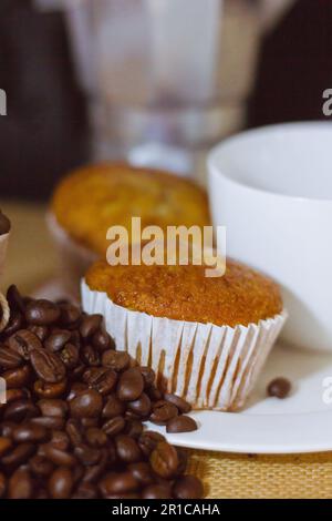 Bananenkuchen in einen Teller gelegt und Kaffeebohnen auf der Seite Stockfoto