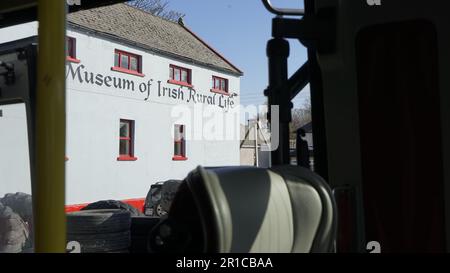 Carrigaholt ist ein kleines Dorf in West Clare, das zwischen Kilkee und Kilbaha liegt. Stockfoto