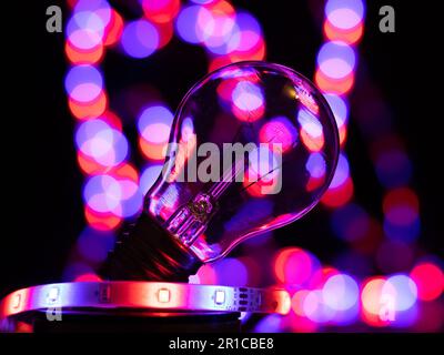 Glühlampe mit bunten Bokeh-Lichtern Stockfoto
