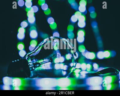 Glühlampe mit bunten Bokeh-Lichtern Stockfoto