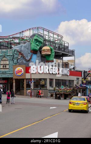 Burger King Restaurant am Clifton Hill Niagara Falls, Ontario Canada, mit Frankenstein und einem Burger Stockfoto