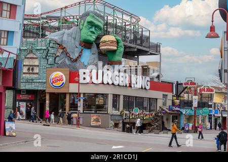 Burger King Restaurant am Clifton Hill Niagara Falls, Ontario Canada, mit Frankenstein und einem Burger Stockfoto