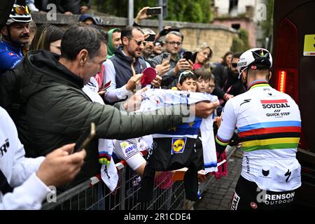 Terni, Italien. 13. Mai 2023. Live-Action-Bild zeigt den Beginn der achten Etappe des Giro D'Italia-Radrennen 2023, von Terni und nach Fossombrone (207 km), in Italien, Samstag, den 13. Mai 2023. Das Giro 2023 findet vom 06. Bis 28. Mai 2023 statt. BELGA FOTO JASPER JACOBS Kredit: Belga News Agency/Alamy Live News Stockfoto