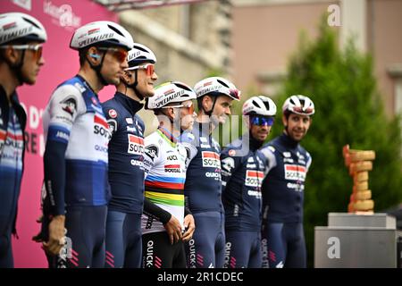 Terni, Italien. 13. Mai 2023. Live-Action-Bild zeigt den Beginn der achten Etappe des Giro D'Italia-Radrennen 2023, von Terni und nach Fossombrone (207 km), in Italien, Samstag, den 13. Mai 2023. Das Giro 2023 findet vom 06. Bis 28. Mai 2023 statt. BELGA FOTO JASPER JACOBS Kredit: Belga News Agency/Alamy Live News Stockfoto