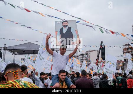 Izmir, Türkei. 12. Mai 2023. Ein Mann trägt ein Porträt des politischen Gefangenen Selahattin Demirta? Während der Kundgebung. Die Grüne und Linke Future Party (Grüne Linke), die angekündigt hatte, Kemal K?l?codaro?lu bei den Wahlen zu unterstützen und die Kurden in der Türkei vertritt, hielt ihre letzte Kundgebung am Izmir-Gundogdu-Platz ab. Kredit: SOPA Images Limited/Alamy Live News Stockfoto