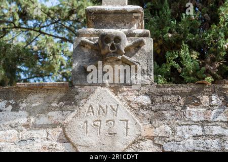 Im Haupteingang des Friedhofs, Merola, Katalonien, Spanien Stockfoto