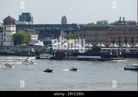 Düsseldorf, Deutschland. 13. Mai 2023. Das stillgelegte U-Boot U17 wird auf einem Lastträger auf dem Rhein durch die Düsseldorfer Innenstadt transportiert. Das U-Boot ist auf dem Weg zum Technik-Museum Speyer. Kredit: Henning Kaiser/dpa/Alamy Live News Stockfoto