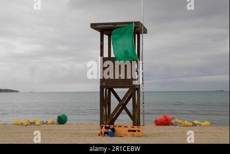 Palma, Spanien. 11. Mai 2023. Ein Rettungsschwimmer sitzt auf dem Wachturm. Playa de Palma am Ballermann auf Mallorca hat die „blaue Flagge“ und damit den Status eines Strands von ausgezeichneter Qualität verloren. (Zu dpa 'Ballermann Beach verliert 'blaue Flagge' für exzellente Qualität') Kredit: Clara Margais/dpa/Alamy Live News Stockfoto