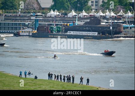 Düsseldorf, Deutschland. 13. Mai 2023. Das stillgelegte U-Boot U17 wird auf einem Lastträger auf dem Rhein durch die Düsseldorfer Innenstadt transportiert. Das U-Boot ist auf dem Weg zum Technik-Museum Speyer. Kredit: Henning Kaiser/dpa/Alamy Live News Stockfoto