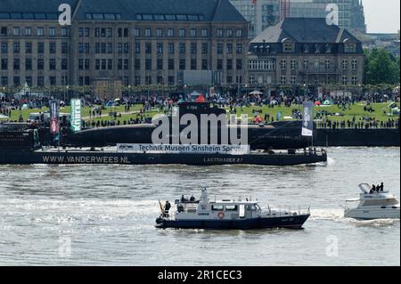 Düsseldorf, Deutschland. 13. Mai 2023. Das stillgelegte U-Boot U17 wird auf einem Lastträger auf dem Rhein durch die Düsseldorfer Innenstadt transportiert. Das U-Boot ist auf dem Weg zum Technik-Museum Speyer. Kredit: Henning Kaiser/dpa/Alamy Live News Stockfoto