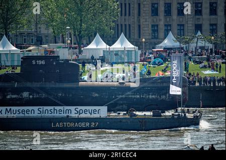 Düsseldorf, Deutschland. 13. Mai 2023. Das stillgelegte U-Boot U17 wird auf einem Lastträger auf dem Rhein durch die Düsseldorfer Innenstadt transportiert. Das U-Boot ist auf dem Weg zum Technik-Museum Speyer. Kredit: Henning Kaiser/dpa/Alamy Live News Stockfoto