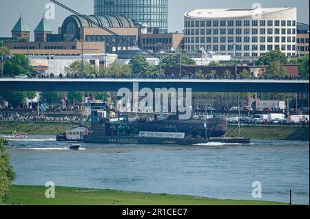 Düsseldorf, Deutschland. 13. Mai 2023. Das stillgelegte U-Boot U17 wird auf einem Lastträger auf dem Rhein durch die Düsseldorfer Innenstadt transportiert. Das U-Boot ist auf dem Weg zum Technik-Museum Speyer. Kredit: Henning Kaiser/dpa/Alamy Live News Stockfoto