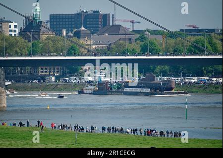 Düsseldorf, Deutschland. 13. Mai 2023. Das stillgelegte U-Boot U17 wird auf einem Lastträger auf dem Rhein durch die Düsseldorfer Innenstadt transportiert. Das U-Boot ist auf dem Weg zum Technik-Museum Speyer. Kredit: Henning Kaiser/dpa/Alamy Live News Stockfoto