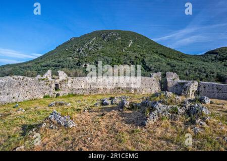 Byzantinisches Schloss Gardiki, 13. Jahrhundert, Mauern, Überreste von Bauwerken im Inneren, Insel Korfu, Griechenland Stockfoto
