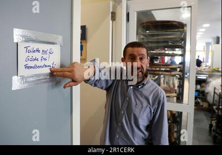 Palma, Spanien. 11. Mai 2023. Mohamed Aladin, Eigentümer eines Restaurants am Strand von Arenal, beschwert sich über den Mangel an öffentlichen Dienstleistungen am Strand. Playa de Palma am Ballermann auf Mallorca hat die „blaue Flagge“ und damit den Status eines Strands von ausgezeichneter Qualität verloren. (Zu dpa 'Ballermann Beach verliert 'blaue Flagge' für exzellente Qualität') Kredit: Clara Margais/dpa/Alamy Live News Stockfoto