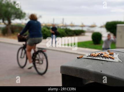 Palma, Spanien. 11. Mai 2023. Detail einer Mülltonne voller Tabakstummel am Strand von Arenal. Die Playa de Palma am Ballermann auf Mallorca hat die „blaue Flagge“ und damit den Status als Strand von ausgezeichneter Qualität verloren. (Zu dpa 'Ballermann Beach verliert 'blaue Flagge' für exzellente Qualität') Kredit: Clara Margais/dpa/Alamy Live News Stockfoto