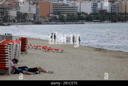 Palma, Spanien. 11. Mai 2023. Liegestühle am Strand von Arenal. Die Playa de Palma am Ballermann auf Mallorca hat die „blaue Flagge“ und damit den Status als Strand von ausgezeichneter Qualität verloren. (Zu dpa 'Ballermann Beach verliert 'blaue Flagge' für exzellente Qualität') Kredit: Clara Margais/dpa/Alamy Live News Stockfoto