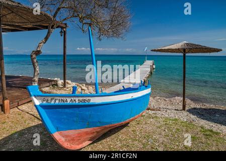 Boot am Strand im Dorf Boukari, Insel Korfu, Griechenland Stockfoto