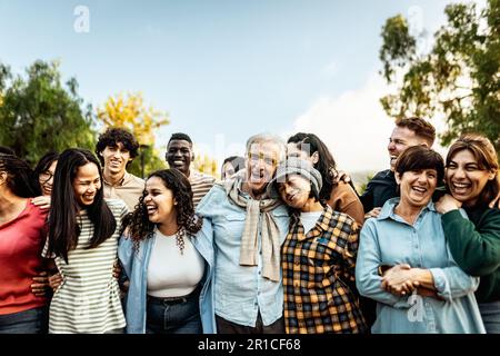 Glückliche, generationenübergreifende Menschen, die gemeinsam Spaß in einem öffentlichen Park haben - Diversity Concept Stockfoto