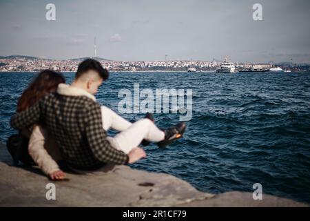 Ein verliebtes Paar feiert seine Verlobung an der Küste von Istanbul Stockfoto