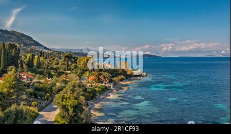 Ionische Küste am Kanal von Korfu, Blick vom Casa Dei Venti Hotel, in der Nähe des Dorfes Benitses, der Insel Korfu, Griechenland Stockfoto