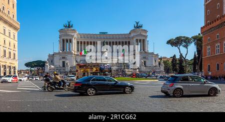 Touristen und Straßenverkehr vor dem Nationaldenkmal Vittorio Emanuele II, Piazza di Venezia, Rom, Latium, Italien Stockfoto