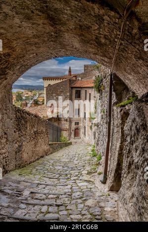 Ein schöner überdachter Fußweg im historischen Zentrum von Bolsena, Italien Stockfoto