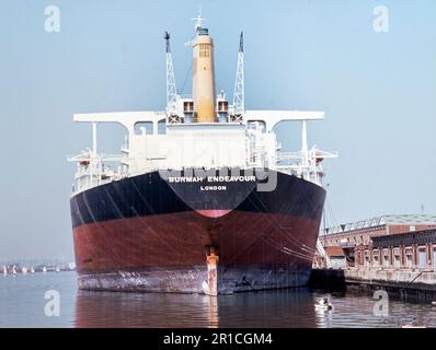 Burmah Endeavour hat 1983 an den Liegeplätzen 101 und 102 Southampton festgemacht - damals das 3. Größte Schiff der Welt und das größte für einen Besuch der Southampton Docks, Southampton, Hampshire, England, Großbritannien Stockfoto