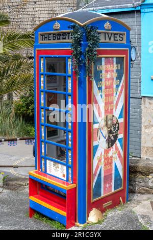 Alte BT-Telefonzelle, dekoriert für die Krönung von König Karl III. In St Ives, Cornwall, England, Großbritannien Stockfoto