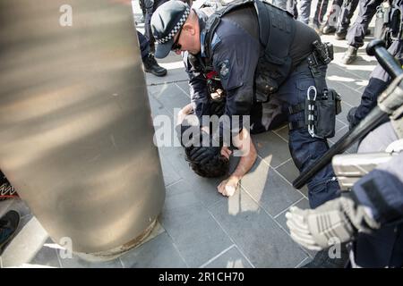 Polizist verhaftet während der Demonstration einen anti-faschistischen Demonstranten. Ein Tag politischer Spannungen und Zusammenstöße entfaltete sich in Melbourne als rechtsextreme Gruppe einer Neonazi-Gruppe, die eine Anti-Einwanderungs-Kundgebung im staatsparlament veranstaltete, und traf auf heftigen Widerstand von linksgerichteten antifaschistischen Gegenprotestierenden. Die Aufruhr-Polizei wurde eingesetzt, als es zwischen den beiden Gruppen zu Schlägereien kam, mit Pfefferspray und Pferden, um die Menge zu kontrollieren. Protestsignale, die Inklusivität, Vielfalt und soziale Gerechtigkeit fordern, wurden in einer Demonstration der Einheit gegen Hassreden und Diskriminierung hoch gehalten. Die Auseinandersetzungen verdeutlichen die tiefe politische d Stockfoto