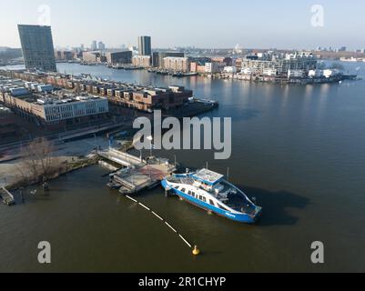 Amsterdam, 13. februar 2023, Niederlande. Die GVB-Fähre hat an der Anlegestelle für das Be- und Entladen von Stockfoto